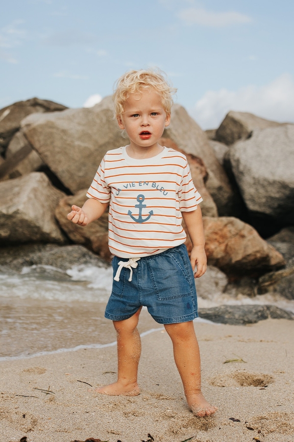 Striped Short Sleeve Tee with round necklace and anchor printed at the front. Made qith soft pima cotton. Boy Model view.